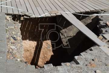 Socavón peligroso en el extremo sur de la avenida marítima de Salinetas (Foto TA)